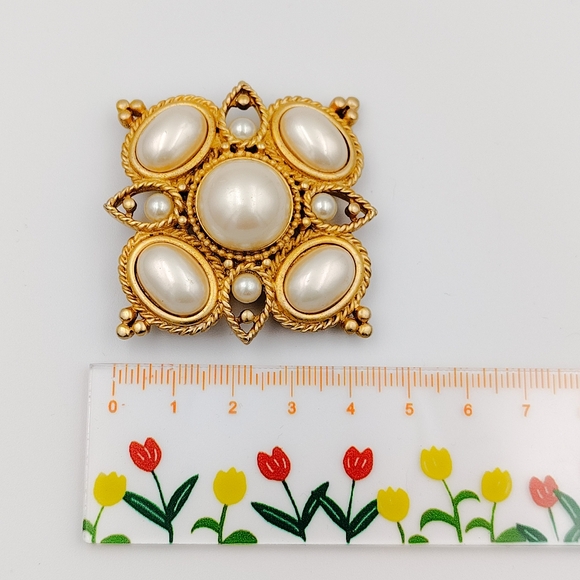 Vintage Elegant Gold and Pearl Brooch - Picture 4 of 4